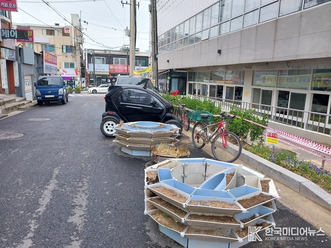 주차난이 심각한데 불필요한 화단이나 치우지