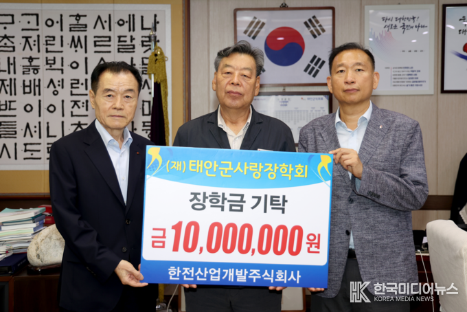 =사진설명 ; 한전산업개발 노충호 에너지사업본부장(좌측), 태안군 가세로 군수(중앙)