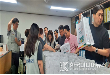 =사진설명 ; 이원의료재단과 함께 하는 추석명절 음식나누기를 하고있다.
