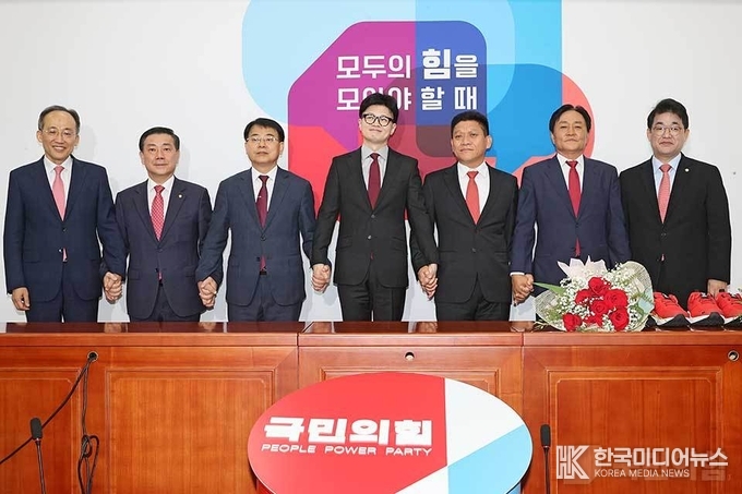 =사ㄷ진설명 ; 박용철 국민의힘 강화군수 후보, 한동훈 대표로부터 공천장 받아박 후보“강화는 인천 보수의 자존심