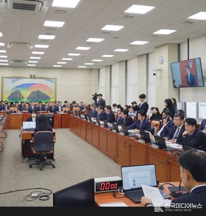 = 사진; 국정 감사를 하고 있다.