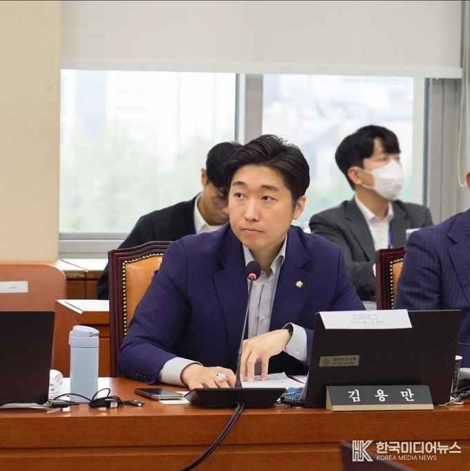 =사진 ; 하남을 김용만의원 이 질의를 하고 있다.