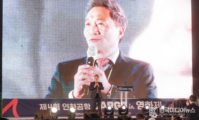 =사진설명 ; 지난 10일 저녁 인천공항 물류단지 내 체육공원에서 열린 ‘카고 인(Cargo in) 영화제’에서 인천국제공항공사 이학재 사장이 인사말을 하고 있다.