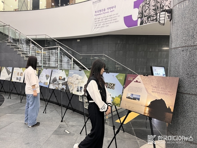 =사진설명 ; 호남 호국기념관,‘독도의 역사와 자연환경’을 관람하고 있다.