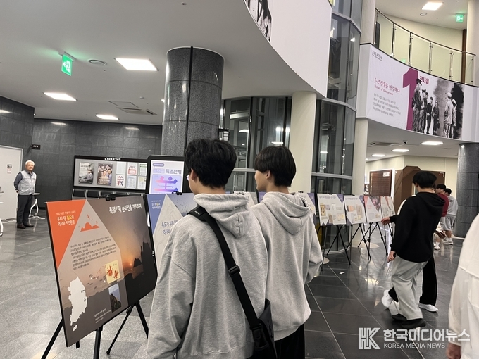 =사진설명 ; 호남 호국기념관,‘독도의 역사와 자연환경’을 관람하고 있다.