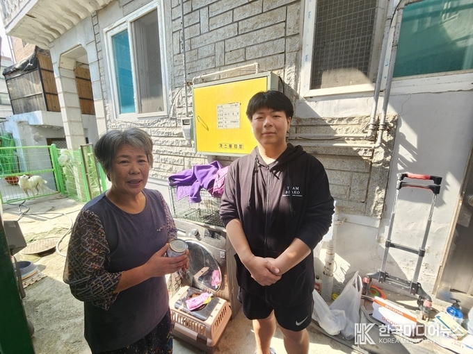=사진설명 ; 보호센터(주안쉼터)장과. 블라코짐 코치 한승호군 사진 촬영