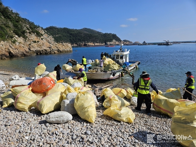 =사진설명 ; ㈜해송해상풍력발전,신안 흑산면 대둔도에서 해양환경정화 활동 사진 