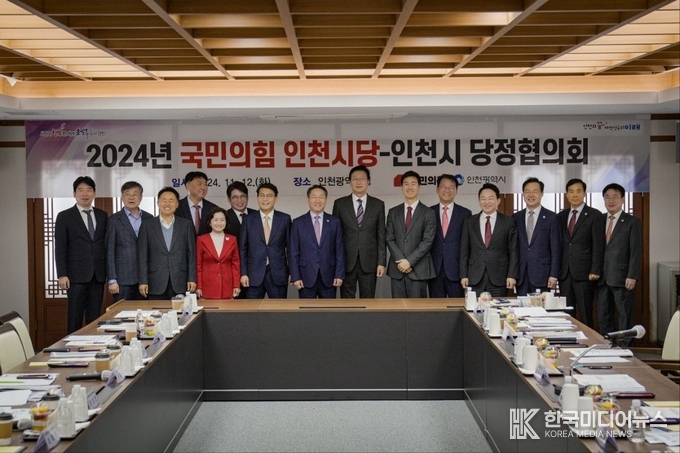 =사진설명 ; 김기흥 당협위원장, 송도 광역버스 배차 문제 해결 강력 촉구, 인천시 18일부터 전세버스 8대 투입 사진 촬영