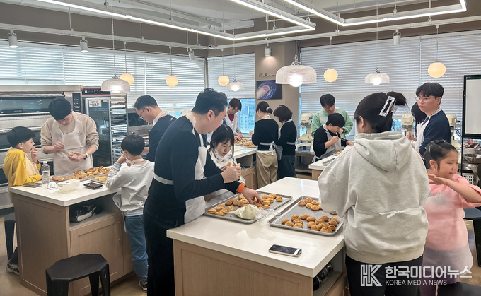 =사진설명 ; 인천교통공사, 가족과 함께 만드는 행복한 식탁‘가족사랑 요리교실’ 기념사진 촬영