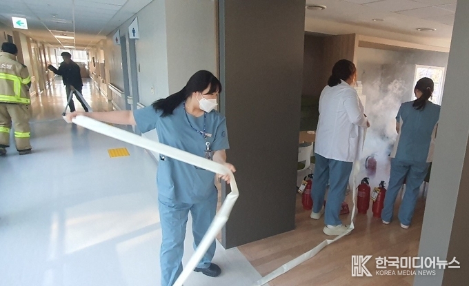 = 사진설명 : 지난 4일 인천세종병원에서 시행한 인천세종병원·인천계양소방서 합동 소방 훈련의 모습. / 인천세종병원 제공><br>