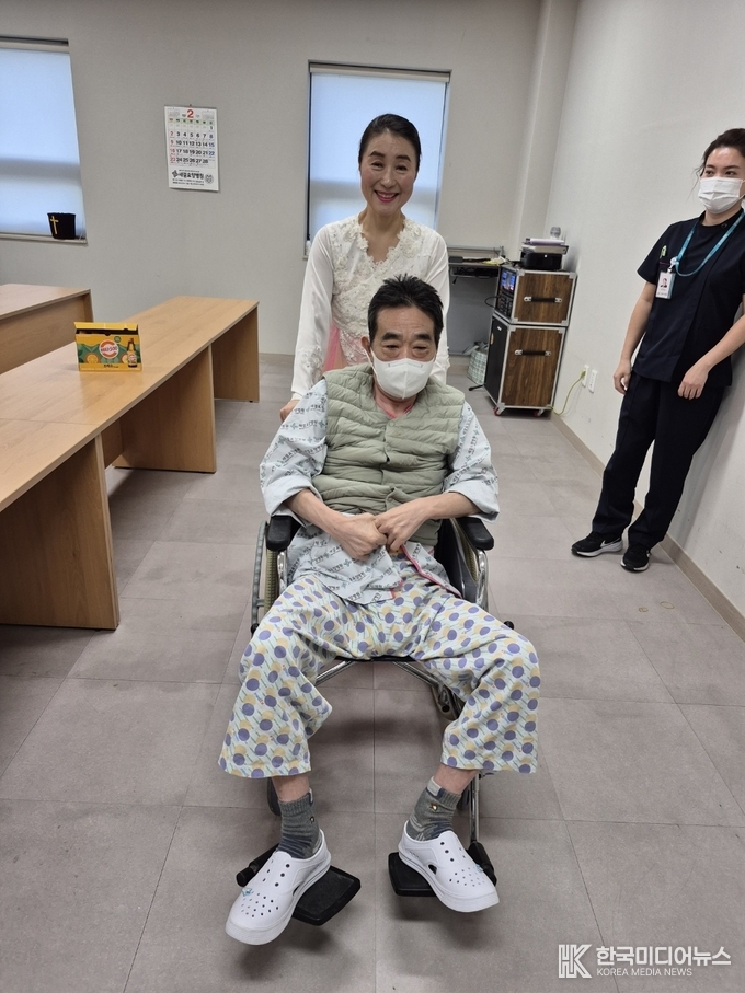 =사진설명 ; 송혜교 전도사가 요양병원에서 봉사를 하고있다
