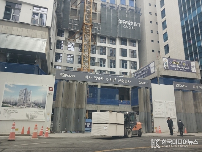 <strong>안전요원, 신호수도 없는 상태에서 자재를 한껏 적재한 지게차(중장비)의 시야가 제대로 확보가 되지 않은 상태에서 운행</strong>