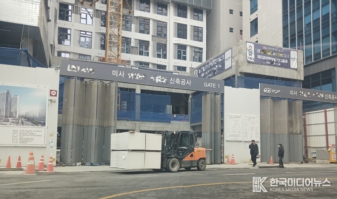 <strong>안전요원, 신호수도 없는 상태에서 자재를 한껏 적재한 지게차(중장비)의 시야가 제대로 확보가 되지 않은 상태에서 운행</strong>
