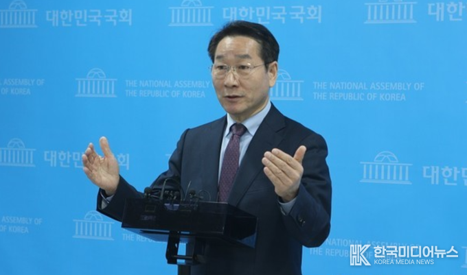 =사진설명 ; 유정복 시장은 21일 오전 국회 소통관에서 긴급기자회견을 하고있다.