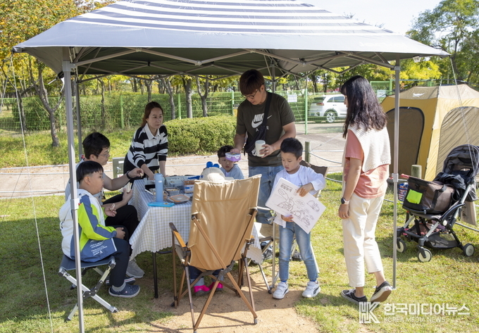 = 사진설명: 송도스포츠파크 캠핑장에서 가족들이 즐기고 있다.
