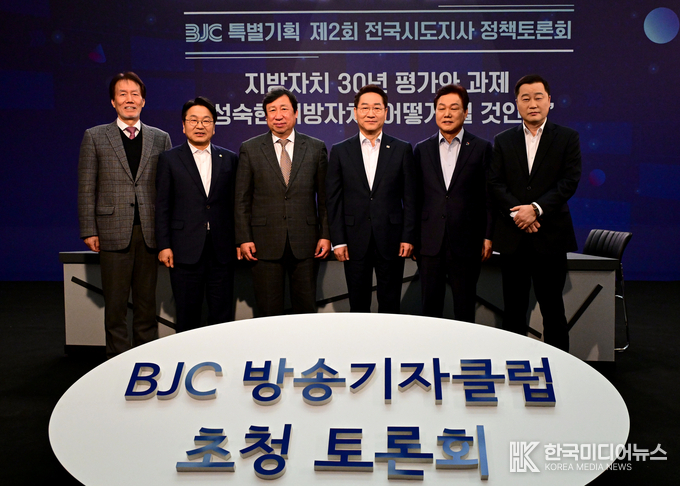 =사진설명 ; 지방자치 주제로 유정복 박완수 경상남도지사, 강기정 광주광역시장과 토론을 마친 뒤 기념촬영을 하고 있다.