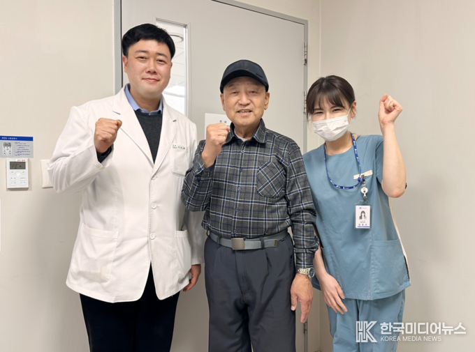 = <사진설명 : 지난해 7월 인천세종병원에서 비만대사수술을 성공적으로 받은 A씨(사진 가운데)가 6개월여 만에 찾은 외래 진료에서 이성배 비만대사수술센터장(사진 가장 왼쪽) 등 의료진을 만나 기념 촬영하고 있다. / 인천세종병원 제공>