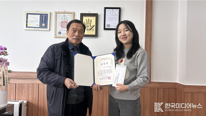 =사진설명 ; 사)한국산재장애인 인천시협회, 김우림 학생에게 해외 봉사활동 우수자 표창장 수여 기념사진 촬영