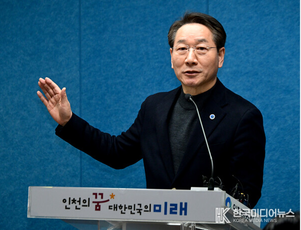 =사진설명 ; 유정복시장은이날 오후2시 브리핑룸에서 긴급기자회견을 하고있다