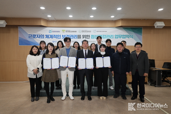=사진설명 : 최계운 이사장과 정신건강복지센터장이 협약 체결 후 기념 촬영을 하고 있다.