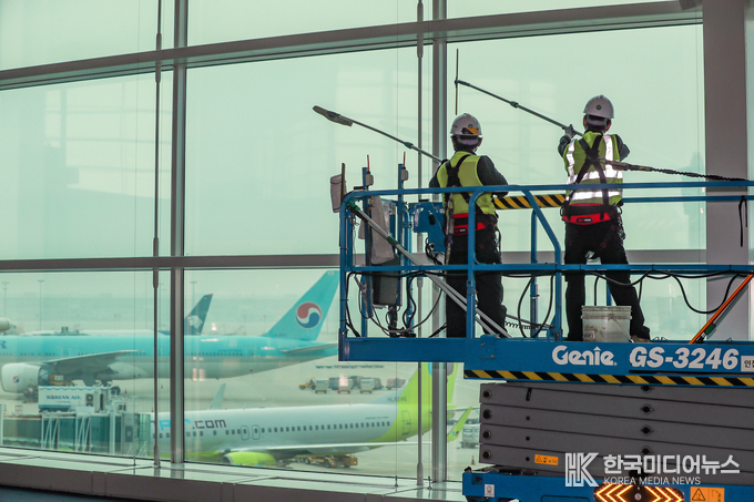 = 사진설명 : 인천국제공항공사는 봄을 맞아 인천공항 주요 시설물에 대한 대청소와 환경정비 작업을 진행 중이라고 밝혔다. 사진은 25일 인천공항 제2여객터미널 출국장에서 외벽유리 청소작업이 진행 중인 모습.