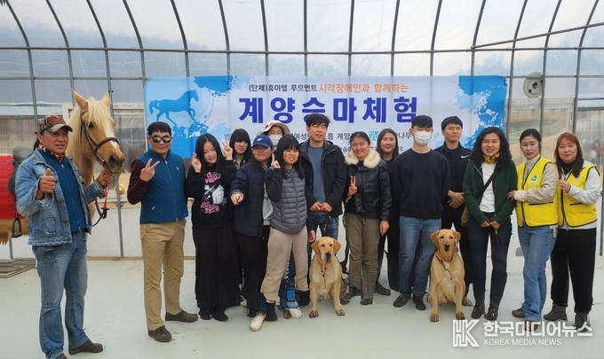 =사진설명 ; 행사에 참석한 모든 사람들이 기념촬영을 했다.