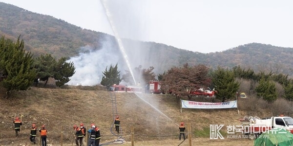 =사진 산불 진화를 하고있다