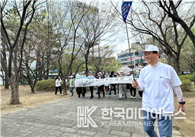 =사진설명 ; <사진설명 : 지난 13일 인천 계양구 인천세종병원 일대에서 열린 ‘세종병원과 함께하는 걷기대회’에서 혜원의료재단 세종병원 박진식 이사장이 심장이식 환자 등 참여자들을 인솔하며 걷기대회를 진행하고 있다. / 세종병원 제공>