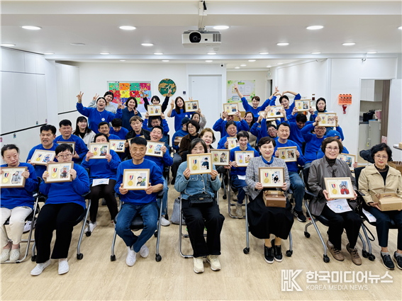 =사진설명 ;<사회복지법인신성재단(이사장김남희)은 산하기관 4개소 시설이 연합하여 장애인의날 기념 행사를 개최하면서 메달액자를 들고 단체 기념촬영을 했다./사진제공= 사회복지법인 신성재단>