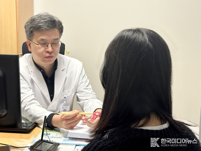 =<사진설명 : 인천세종병원 박황신 과장(산부인과)이 진료하는 모습. / 인천세종병원 제공>