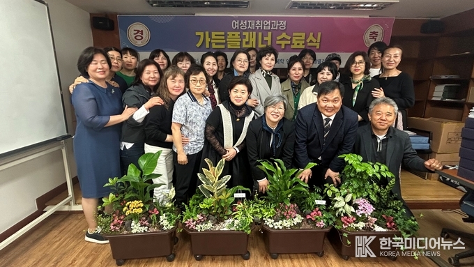 =사진설명 ; 한국폴리텍대학 인천캠퍼스 “여성재취업과정 수료식 기념사진 촬영 