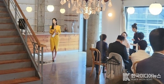 <strong>미스코리아 출신 엄채영 아나운서 </strong>코너갤러리에서 열린 작은 음악회 <strong>진행</strong>