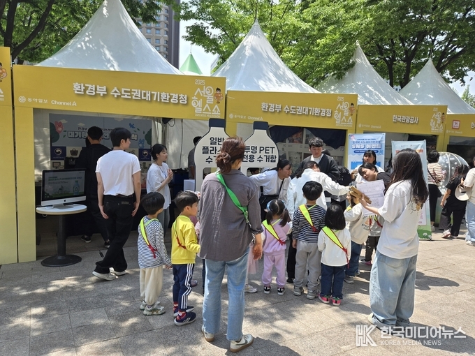 =사진설명 ; 이상진 수도권대기환경청장(오른쪽 두 번째)은 9일 정왕동 대기환경측정소를 현장 방문하여 대기오염도 측정장비를 점검하고 있다.(사진=수도권대기환경청 제공)