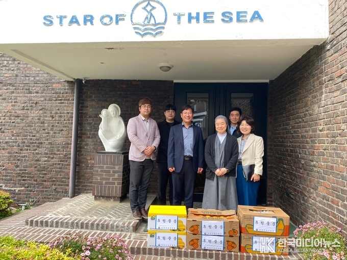 =사진설명 ; 인천지방조달청, 인천해성보육원을 찾아 훈훈한 온기 나눔 기념사진 촬영