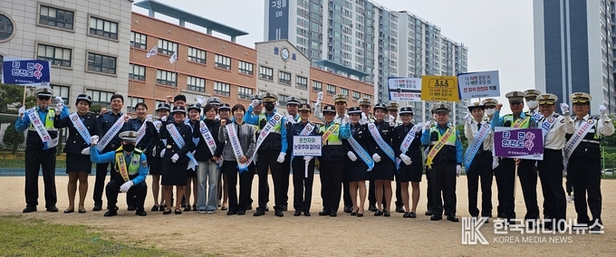 =사진설명 ; 인천삼산경찰서, ‘안전띠 착용 생활화’ 교통안전 캠페인 기념사진 촬영