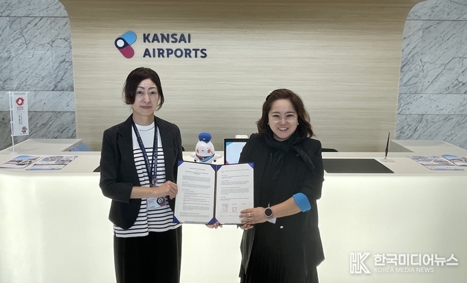 =사진 설명 : 인천국제공항공사는 오사카 엑스포를 계기로 일본 간사이공항 및 난카이철도와 ‘공동 마케팅 협력을 위한 업무협약(MOU)’을 체결했다고 밝혔다. 사진은 업무협약 체결 후 인천국제공항공사 서은정 디지털혁신실장(사진 오른쪽)과 간사이공항 준코 키시노 국제협력부장(사진 왼쪽)이 기념촬영을 하고 있는 모습.