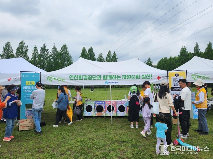 =사진설명: 2025 함께 걷자, Green Light 행사에서 공단이 올바른 분리배출 캠페인을 운영하고 있다.<br>
