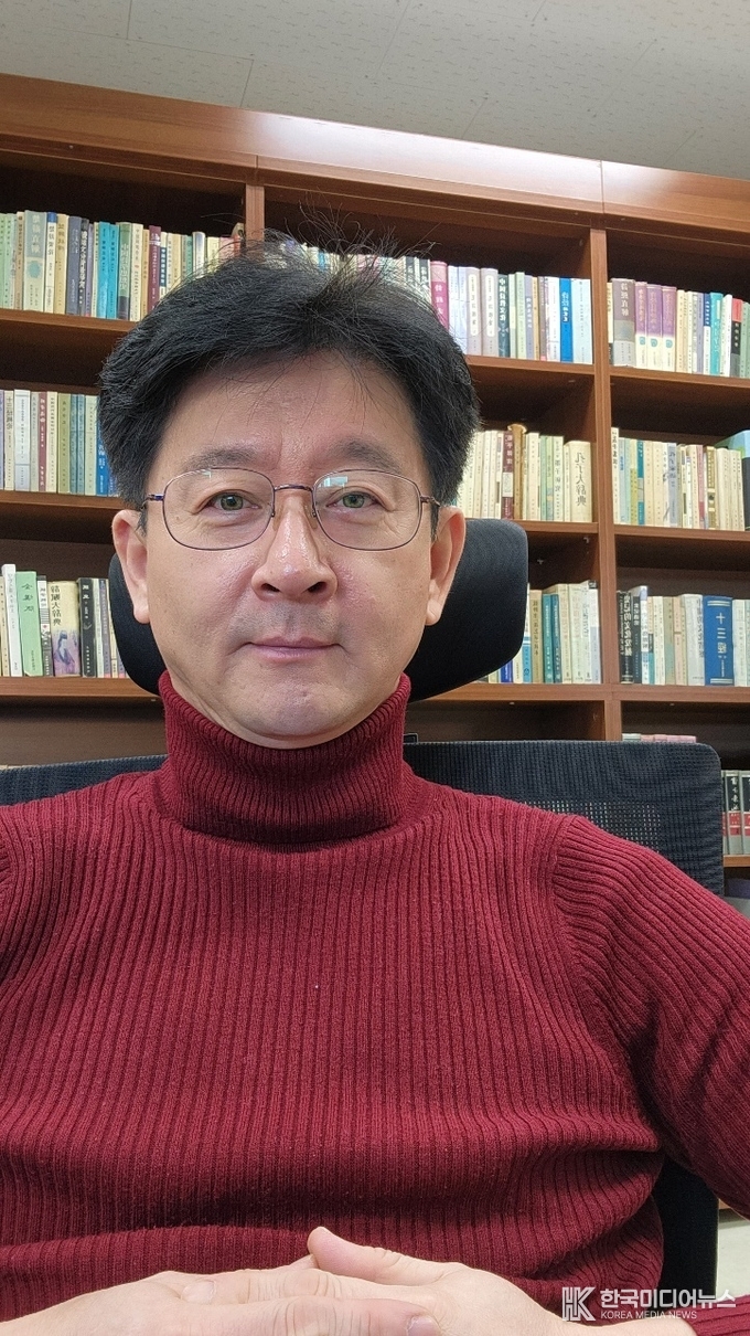 =사진; 인천대학교 교육대학원 안성재 교수