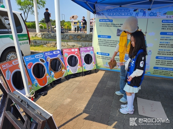 =사진설명: 유소년 축구대회 참가자가 올바른 분리배출 스트라이커에 참가하고 있다.