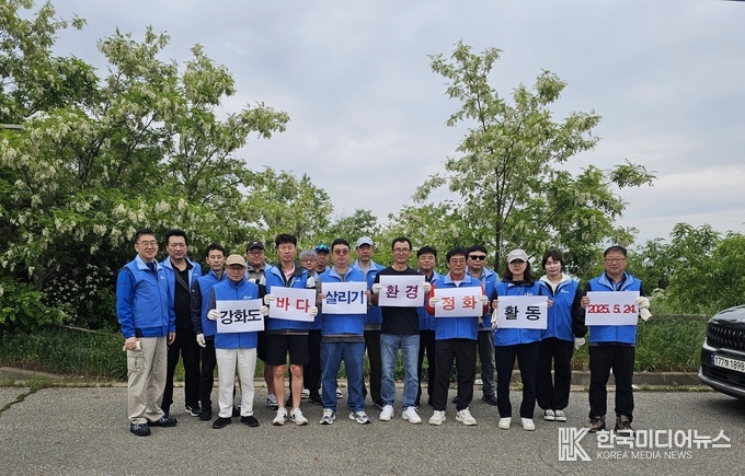 =사진설명: 인천환경공단 임직원들이 강화도 바다 환경정비를 실시하고 있다.<br>