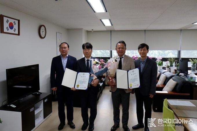 =사진설명 ; 서울지방조달청, 2025년 나라장터 엑스포 유공 우수기업에 조달청장 표창 기념사진 촬영