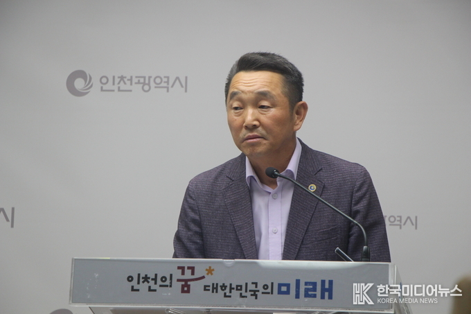 =사진설명 ; 이철 시 도시계획국장이 기자회경을 하고있다,