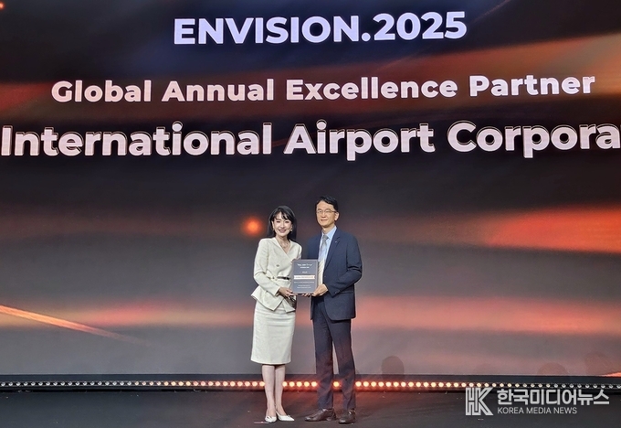 =사진설명 : 지난 26일 중국 상하이에서 열린 트립닷컴 그룹 주관 ‘인비전 2025 글로벌 컨퍼런스’에서 인천국제공항공사 김형일 항공마케팅팀장(사진 오른쪽)이 ‘베스트 글로벌 파트너 상’을 수상한 후 트립닷컴 그룹 써니 썬 부사장(사진 왼쪽)과 기념촬영을 하고 있다.