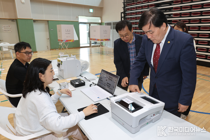 =사진설명 ; <strong>옹진군 한 표의 가치, 문경복 군수의 세심한 섬마을 사전투표소 점검을 하고 있다.</strong><br>
