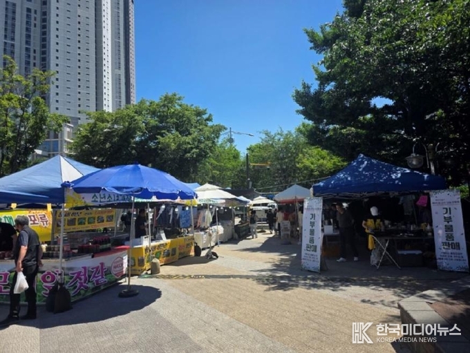 =사진설명 ; 소년소녀 가장 물품지원돕기 인천 미추홀구 주안시민공원 쉼터에서