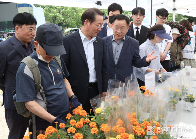 =사진설명 ; 시민들이 환경의 날 기념행사에 참여하고 있다.