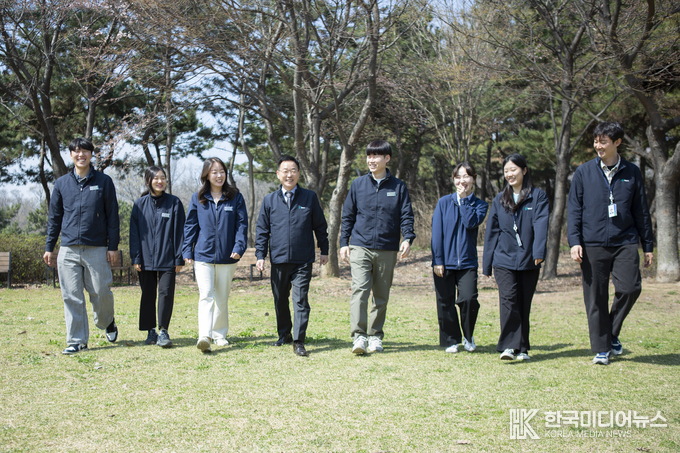 =사진설명 ; 김성훈 인천환경공단 이사장과 MZ세대 직원들이 간담회를 하고 있다.