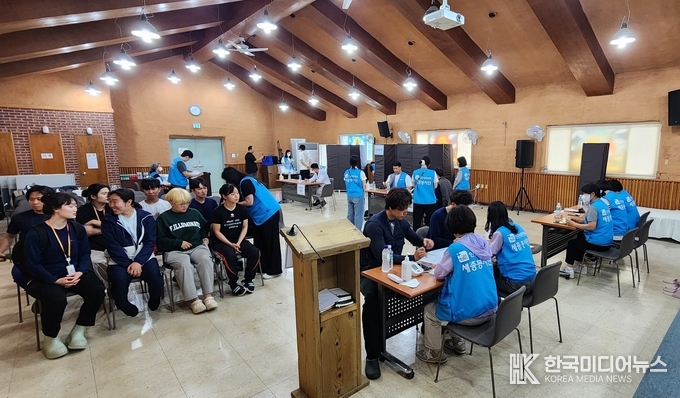 = 사진설명 2 : 지난 14일 강원도 평창군 성필립보생태마을 2층 강당에 마련된 진료소의 모습. 인천세종병원 의료진이 성필립보생태마을 직원 등을 대상으로 의료봉사를 펼치고 있다. / 인천세종병원 제공>