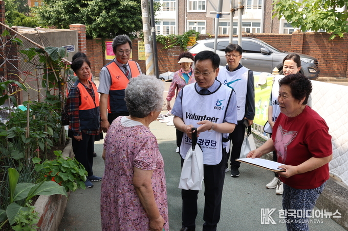 =사진설명 ; 인천환경공단과 중구자원봉사센터 관계자 및 자원봉사자들이 중구 일대 독거어르신 가정을 방문해 쿨키트를 전달하고 있다.