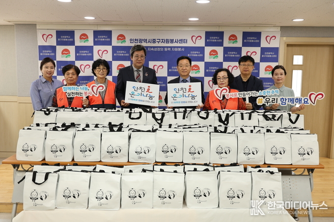 =사진설명 ; 김성훈 인천환경공단 이사장과 배동수 인천광역시중구자원봉사센터장이 독거어르신 가정을 찾아 친환경 쿨키트를 전달하고 있다.